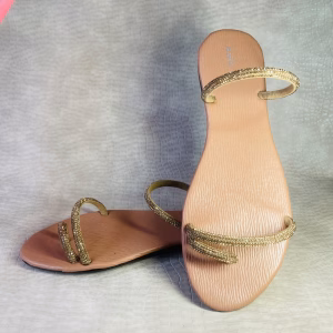 the champagne sparkle toe ring sandal
